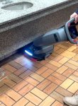 Démonstration de l'autolaveuse surbaissée Artist Pro 1 passant sous un comptoir