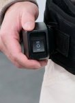 Commande déportée à la ceinture avec indicateur de charge LCD en temps réel.